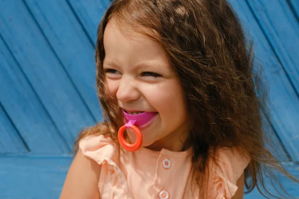 Una Linda Niña Cuatro Años Con Una Placa Vestibular Dura —  Fotos de Stock