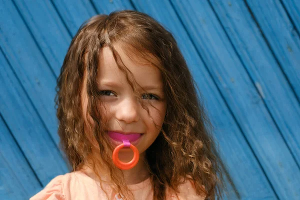Ένα Χαριτωμένο Κορίτσι Ένα Αιθουσαίο Σκληρό Προστατευτικό Του Στόματος Πλάκα — Φωτογραφία Αρχείου