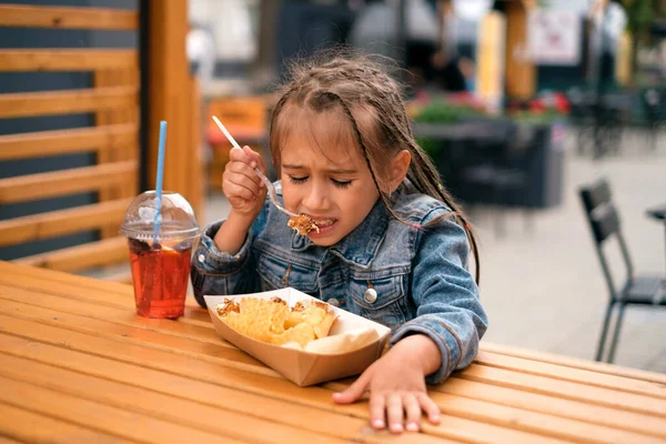 Sangat Menyakitkan Bagi Seorang Anak Untuk Menggigit Makanan Panas Yang — Stok Foto
