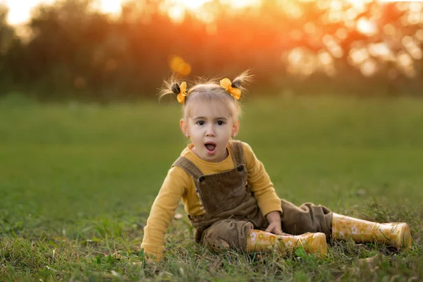 Una Niña Está Sentada Suelo Una Noche Otoño Atardecer Con —  Fotos de Stock