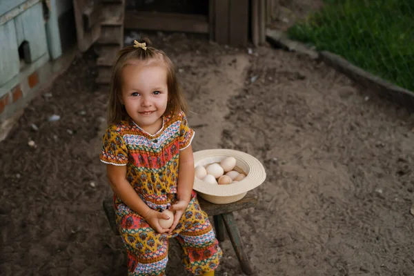 Seorang Gadis Kecil Duduk Kursi Dekat Kandang Ayam Dan Memegang — Stok Foto