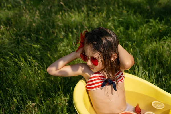 Seorang Gadis Cantik Kecil Sedang Mandi Alam Bawah Sinar Matahari — Stok Foto