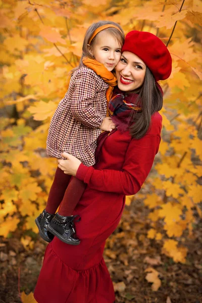 Krásná Matka Drží Svou Dcerku Náručí Vesele Směje Podzimním Dni — Stock fotografie