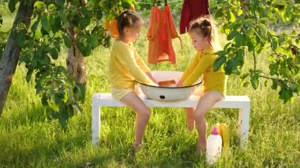 Dos Niños Jardín Están Lavando Ropa Mano Lavabo Sentados Banco — Vídeo de stock