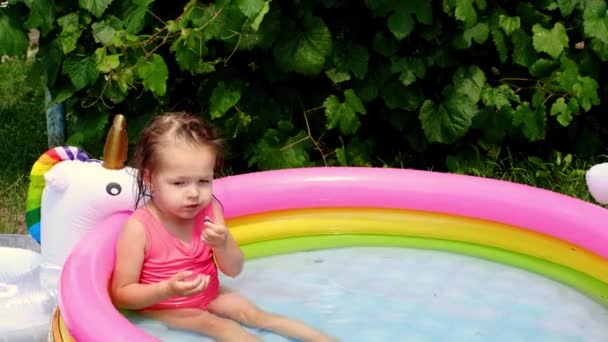 Ребенок Ест Чернику Сидя Небольшом Надувном Бассейне Водой Дворе Голодный — стоковое видео