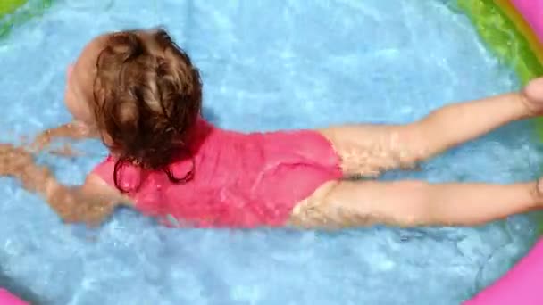 Une Fille Maillot Bain Éclabousse Dans Une Petite Piscine Gonflable — Video