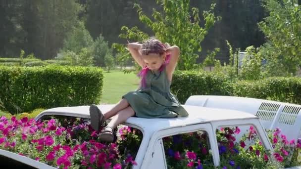 Una Chica Con Zizi Afro Rosa Coletas Sienta Techo Coche — Vídeos de Stock