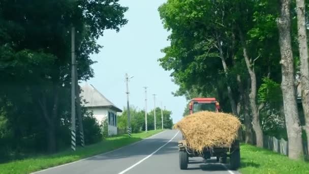 Vieux Tracteur Transporte Une Remorque Pleine Paille Dorée Long Route — Video