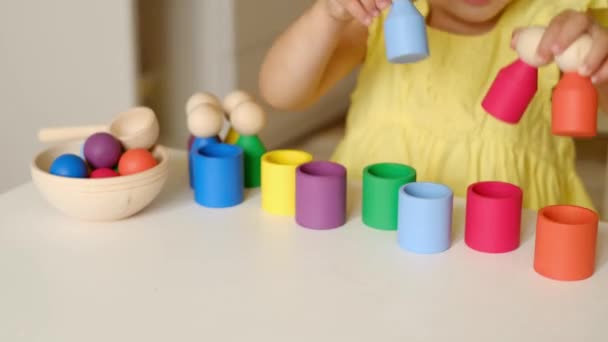 Criança Entusiasticamente Brinca Com Figuras Coloridas Cilindros Xícaras Brinquedos Educativos — Vídeo de Stock