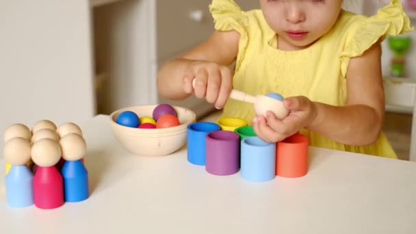 Criança Segura Uma Colher Madeira Com Uma Bola Suas Mãos — Vídeo de Stock