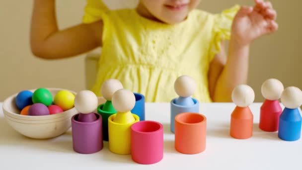 Menina Aprende Cores Brincando Com Figuras Coloridas Brinquedo Madeira Homenzinho — Vídeo de Stock