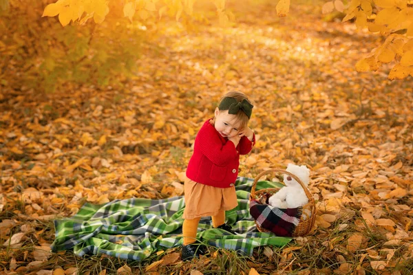 Una Niña Pequeña Suéter Rojo Abraza Pequeño Juguete Amoroso Abrazándolo —  Fotos de Stock