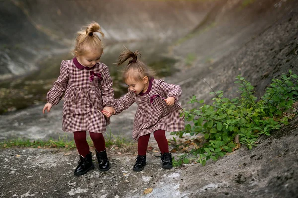 Две Девушки Дружат Раннего Возраста Всегда Будут Поддерживать Друг Друга — стоковое фото