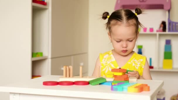 Söt Liten Två Årig Flicka Leker Barnrummet Med Färgglada Leksaker — Stockvideo