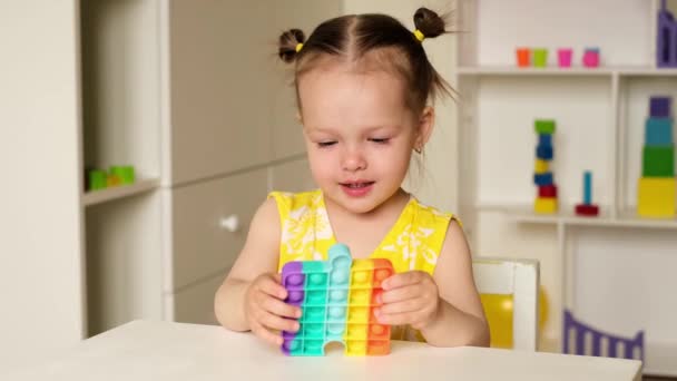 Ребенок Энтузиазмом Играет Новый Современный Игрушечный Попит Детские Игры Развития — стоковое видео