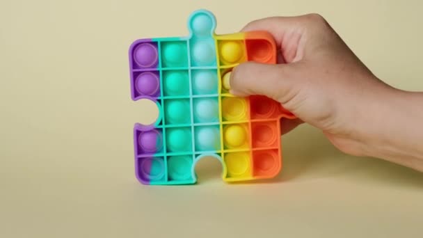 Popularny Sensoryczne Edukacyjne Multi Kolorowy Pop Zabawka Postaci Puzzle Rękach — Wideo stockowe