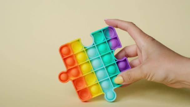 Népszerű Modern Szivárvány Színű Popit Játék Formájában Puzzle Női Kéz — Stock videók