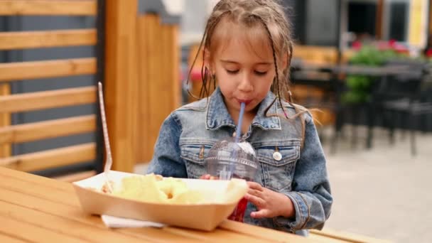 아프리카 꼬리를 테라스 카페에 레모네이드를 마시고 있습니다 위에는 점심을 패스트푸드 — 비디오