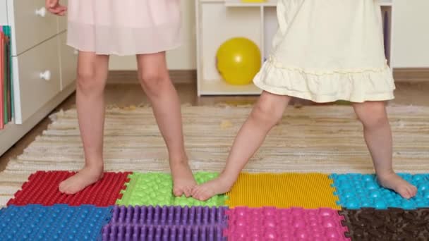 Lányok Játszanak Gyerekszobában Ortopéd Masszázs Szőnyegen Ami Rejtvényekből Készült Sík — Stock videók
