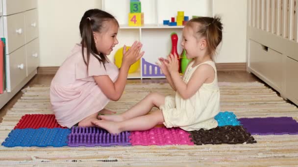 Deux Petites Sœurs Jouent Dans Chambre Des Enfants Assises Sur — Video