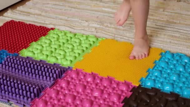 Bambino Salta Sui Dettagli Del Puzzle Tappeto Massaggio Ortopedico Con — Video Stock