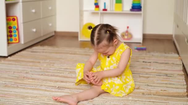 Two Year Old Girl Dress Crying Fingering Her Toes Sitting — Stock Video