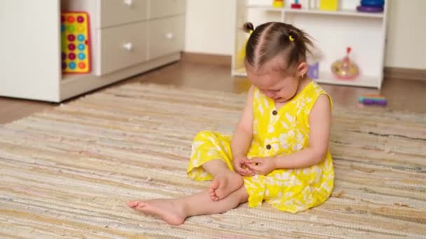 Ein Kleines Mädchen Sitzt Auf Dem Boden Des Kinderzimmers Und — Stockvideo