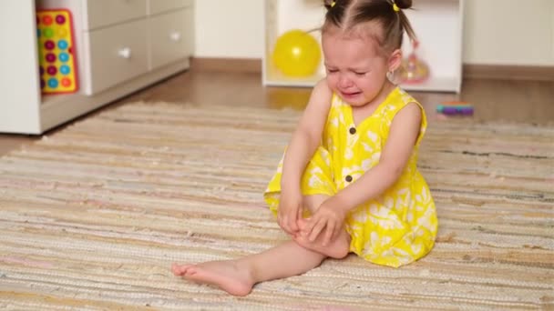 Liten Tvåårig Flicka Har Slagit Sin Stortå Och Gråter Smärta — Stockvideo