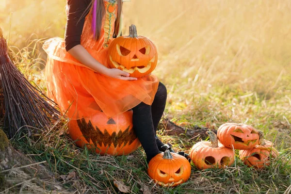 Una Niña Con Vestido Carnaval Naranja Sostiene Una Calabaza Con —  Fotos de Stock