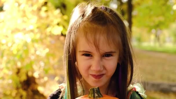 Niño Lindo Cinco Años Mueca Esconde Detrás Una Calabaza Con — Vídeo de stock