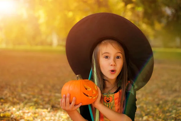 Egy Meglepett Gyönyörű Lány Nyitott Szájjal Boszorkánynak Öltözve Narancssárga Szalaggal — Stock Fotó
