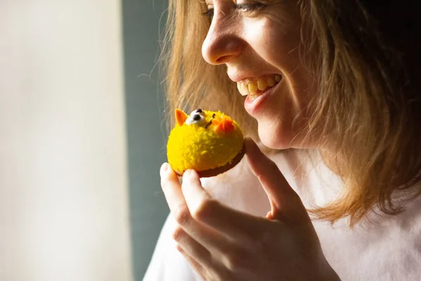 Biscoito Frango Mão Menina Smilimg — Fotografia de Stock