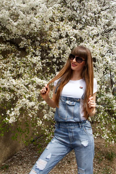 Mädchen Brille Und Overall Einem Blühenden Baum — Stockfoto