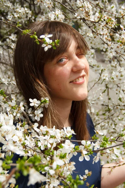 Menina Está Uma Árvore Flores Brancas — Fotografia de Stock