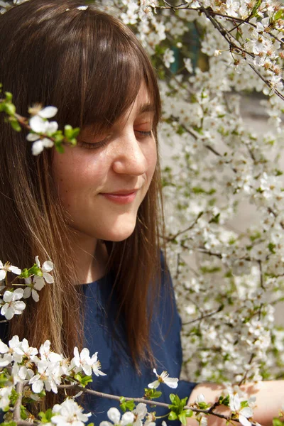 Menina Está Uma Árvore Flores Brancas — Fotografia de Stock