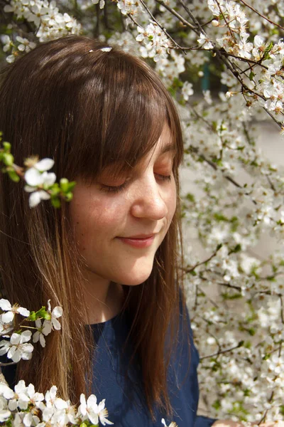 Menina Está Uma Árvore Flores Brancas — Fotografia de Stock