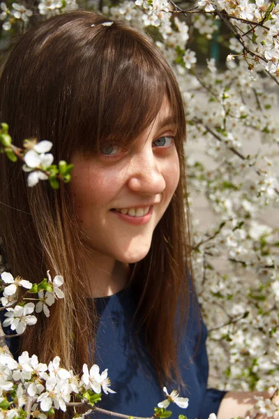 Menina Está Uma Árvore Flores Brancas — Fotografia de Stock