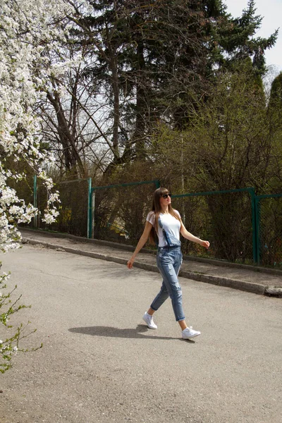 Menina Macacão Caminha Pela Rua — Fotografia de Stock