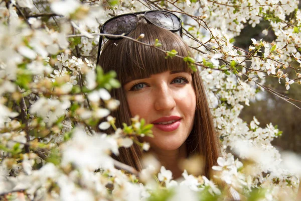 Das Mädchen Blühenden Baum Lächelt — Stockfoto