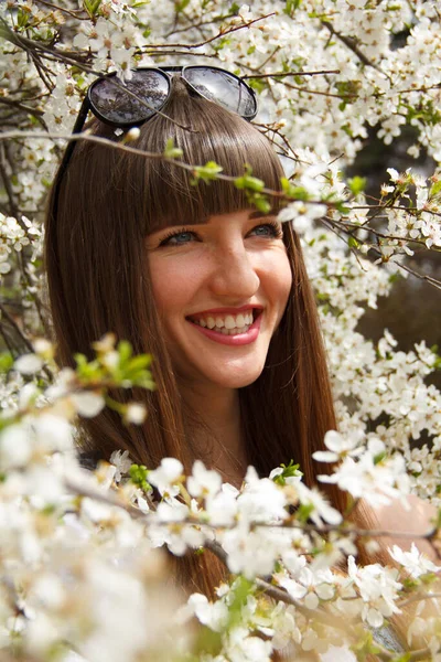 Ragazza Nell Albero Fiorito Sorride — Foto Stock