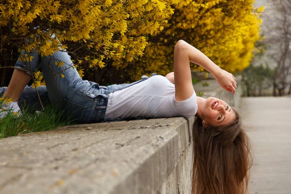 Mädchen Overalls Liegt Auf Der Brüstung — Stockfoto