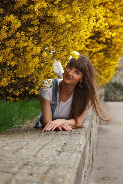 Ragazza Giace Sul Parapetto — Foto Stock