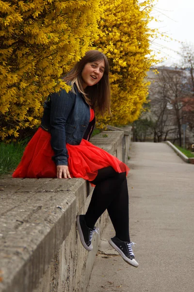 Menina Curvilínea Vestido Vermelho Senta Parapeito — Fotografia de Stock