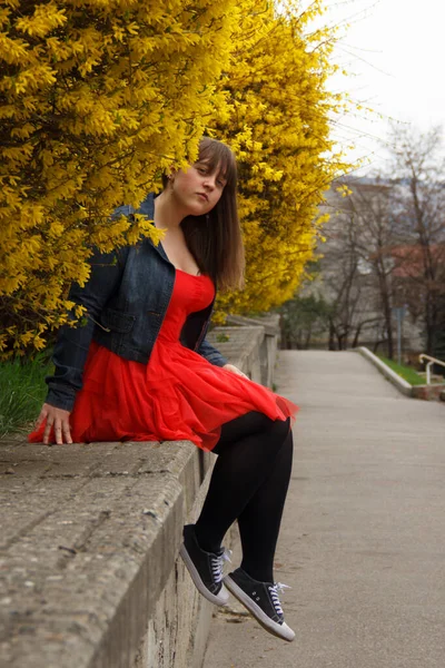 Menina Curvilínea Vestido Vermelho Senta Parapeito — Fotografia de Stock