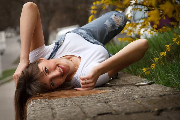 Ragazza Tuta Trova Sul Parapetto — Foto Stock