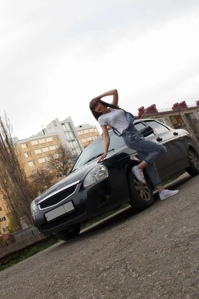 Girl Leaned Car — Stock Photo, Image