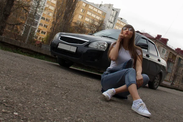 Chica Con Gafas Sentado Junto Coche —  Fotos de Stock