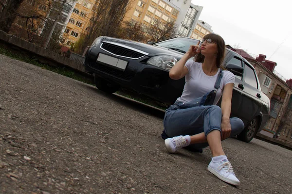 Menina Com Óculos Sentados Lado Carro — Fotografia de Stock