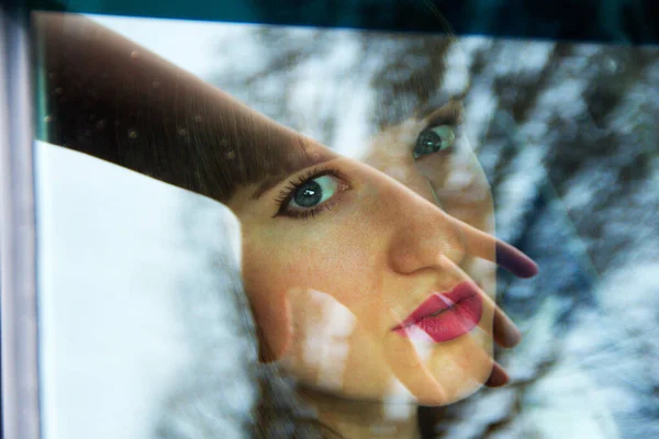 Menina Atrás Vidro Com Estêncil Mão Fotos De Bancos De Imagens Sem Royalties