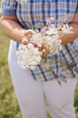 Mutlu kadın tarlada duruyor